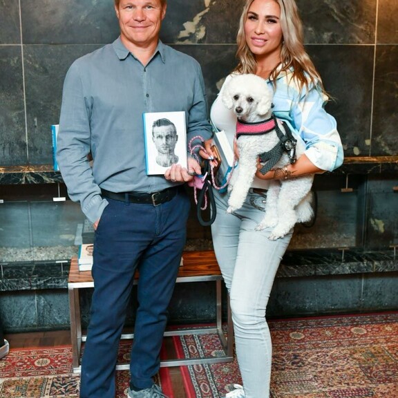 Mika nauttii F1-eläkeläisen elämästä naisystävänsä Henna Pihlajan kanssa. Mika nauttii F1-eläkeläisen elämästä naisystävänsä Henna Pihlajan kanssa.