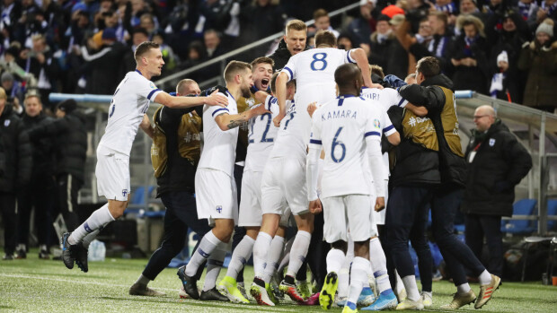 Suomi teki sen! Huuhkajat juhlii uskomatonta jalkapallohistoriaa – tähtivahti povaa järisyttäviä bileitä: ”Aion antaa oman osani sille hulluudelle!” 3-0