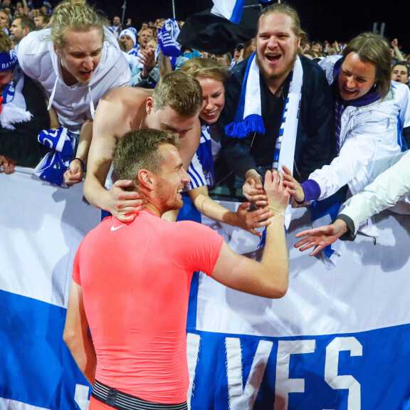 Suomi teki sen! Huuhkajat juhlii uskomatonta jalkapallohistoriaa – tähtivahti povaa järisyttäviä bileitä: ”Aion antaa oman osani sille hulluudelle!” Luke ja kannattajat.