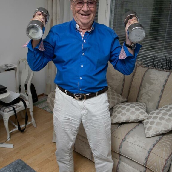 Jorma Pulkkinen kuntoilee säännöllisesti. Välineinä ovat muun muassa nämä seitsemän kilon punnukset, lisäksi hän kävelee paljon. Jorma Pulkkinen kuntoilee säännöllisesti. Välineinä ovat muun muassa nämä seitsemän kilon punnukset, lisäksi hän kävelee paljon.