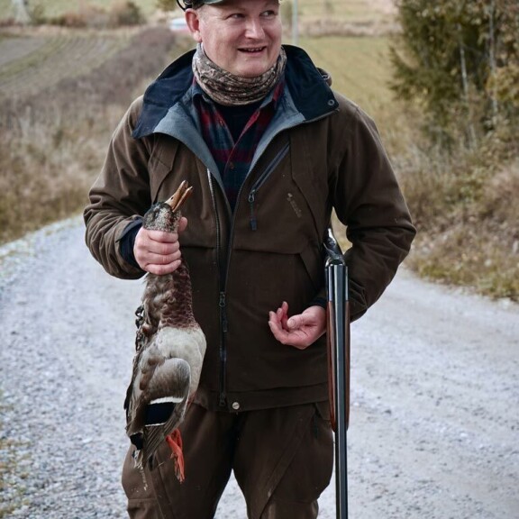 Ari innostui metsästyksestä armeijassa. Hän käy usein esimerkiksi sorsajahdissa Viltgårdenin mailla Inkoossa. Ari innostui metsästyksestä armeijassa. Hän käy usein esimerkiksi sorsajahdissa Viltgårdenin mailla Inkoossa.