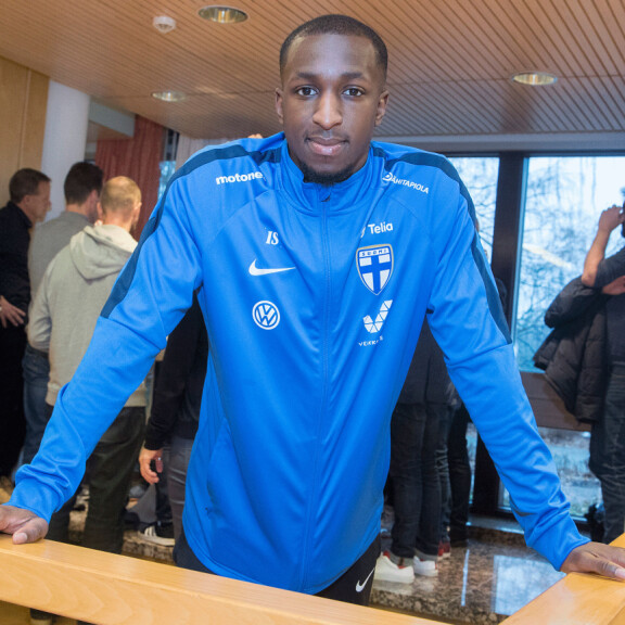 - Olen innoissani, mutten lainkaan hermostunut. Toivottavasti saamme homman hoidettua, Glen Kamara ennakoi Huuhkajien huippujännittävää EM-karsintamatsia. - Olen innoissani, mutten lainkaan hermostunut. Toivottavasti saamme homman hoidettua, Glen Kamara ennakoi huippujännittävää EM-karsintamatsia.