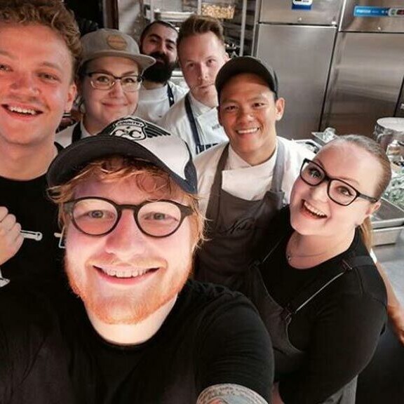 Popin supertähti Ed Sheeran poseerasi kesällä ravintola Nokan henkilökunnan kanssa ateriansa jälkeen. – Nykyään turistioppaat esittelevät meidän paikan Sheeranin suosikkina, Ari naurahtaa. Popin supertähti Ed Sheeran poseerasi kesällä ravintola Nokan henkilökunnan kanssa ateriansa jälkeen. – Nykyään turistioppaat esittelevät meidän paikan Sheeranin suosikkina, Ari naurahtaa.