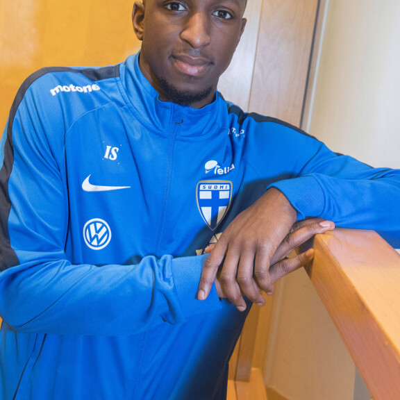 Suomi teki sen! Huuhkajat juhlii uskomatonta jalkapallohistoriaa – tähtivahti povaa järisyttäviä bileitä: ”Aion antaa oman osani sille hulluudelle!” Glen Kamara pelasi loistavan ottelun Huuhkajien keskikentällä.