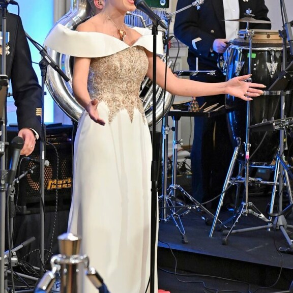 Presidentinlinnassa esiintyneen Marian yllä oli häikäisevä Jukka Rintalan luomus. Presidentinlinnassa esiintyneen Marian yllä oli häikäisevä Jukka Rintalan luomus.