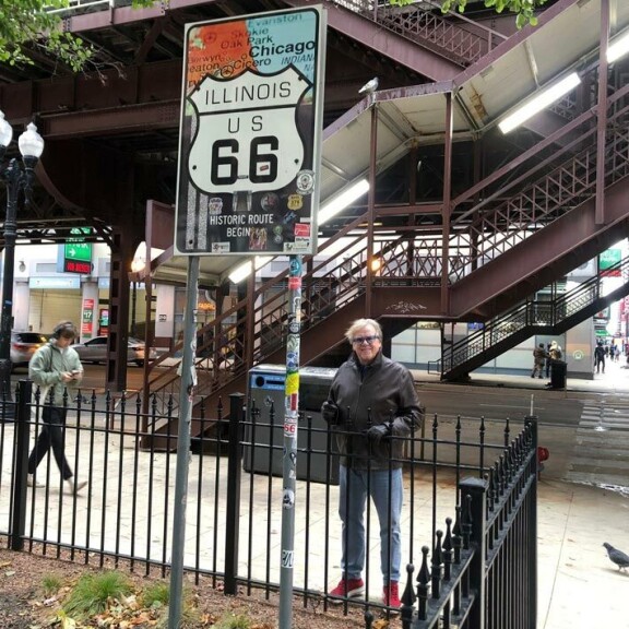 Tästä se alkaa: Route 66:n alku Chicagossa Adams streetillä. Vaikka kaupunki on keskilänttä, kulttuurisesti se on itärannikkoa. Kävimme bluesmies Buddy Guyn kapakassa, monissa jazz-klubeissa sekä Joe Bonamassan konsertissa. Kantria ei soitettu missään. Tästä se alkaa: Route 66:n alku Chicagossa Adams streetillä. Vaikka kaupunki on keskilänttä, kulttuurisesti se on itärannikkoa. Kävimme bluesmies Buddy Guyn kapakassa, monissa jazz-klubeissa sekä Joe Bonamassan konsertissa. Kantria ei soitettu missään.