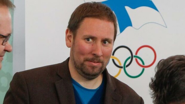 Rankka reissu! Paavo Arhinmäki kuorsasi äänekkäästi lentokoneessa – kuva! Paavo Arhinmäki nukahti lentokoneessa.