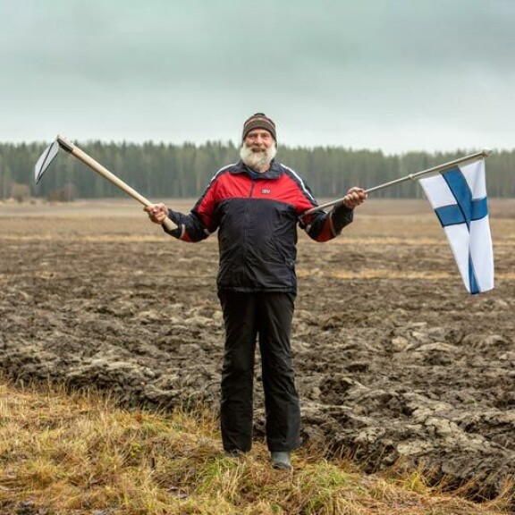 Kuokka käteen ja hommiin! 70 vuotta täyttänyt Juha Mieto ei suo edes eläkkeellä itselleen kummempia nautintoja. – Aina kun vain pääsen, painelen raivaamaan metsää tai perkaamaan ojia, hän iloitsee koti-lakeuksilla. Kuokka käteen ja hommiin! 70 vuotta täyttänyt Juha Mieto ei suo edes eläkkeellä itselleen kummempia nautintoja. – Aina kun vain pääsen, painelen raivaamaan metsää tai perkaamaan ojia, hän iloitsee koti-lakeuksilla.