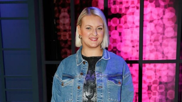 Radiojuontaja Jenni Poikelus: Peitän ujouteni hauskuttamalla! Jenni Poikelus peittää ujoutensa hauskuttamalla.