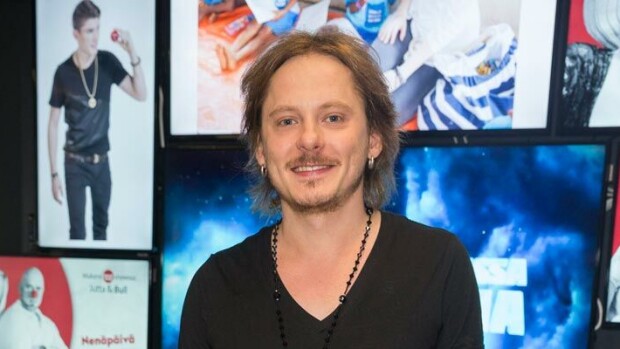 Kuva! Kultakurkku Jonne Aaron herätti pahennusta huoltoasemalla! Jonne Aaron herätti pahennusta.