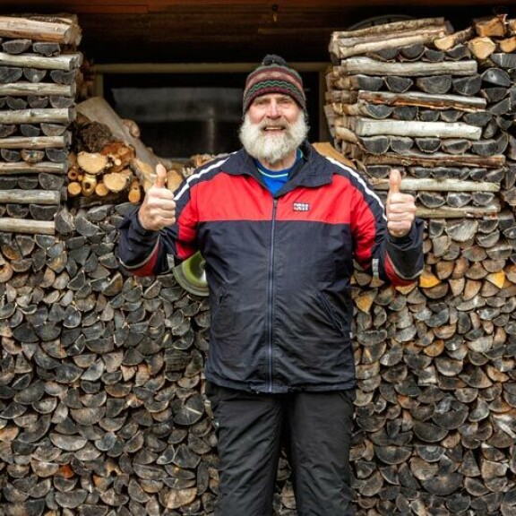 Mietaa on yhä kovassa kunnossa. – Metsähommien lisäksi sauvakävelen lähes päivittäin ja teen niin pirusti klapeja! En osaa edes arvioida, montako niitä on tässä pinossa. Mietaa on yhä kovassa kunnossa. – Metsähommien lisäksi sauvakävelen lähes päivittäin ja teen niin pirusti klapeja! En osaa edes arvioida, montako niitä on tässä pinossa.