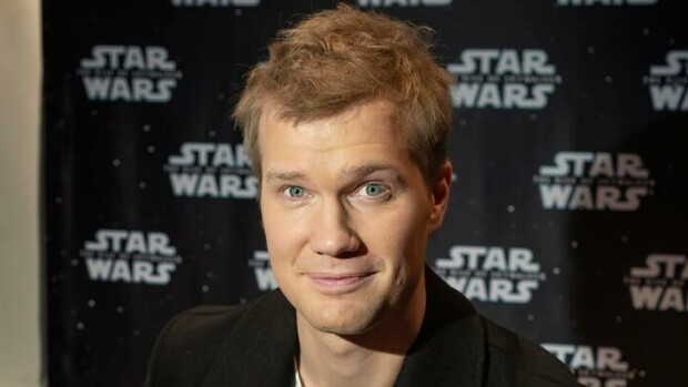 ”Uskallan tehdä rohkeampia päätöksiä!” Näin Star Warsin menestysrooli muutti Joonas Suotamoa! Joonas Suotamo näyttelee Tähtien sodassa.