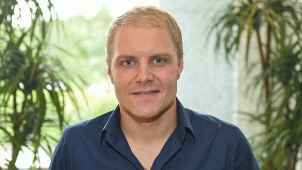 250 000 euron Mersu pihassa! Emilia-vaimonsa hylännyt Valtteri Bottas majoittuu Suomessa mökilleen – kuva! Valtteri Bottas majouttuu mökilleen.