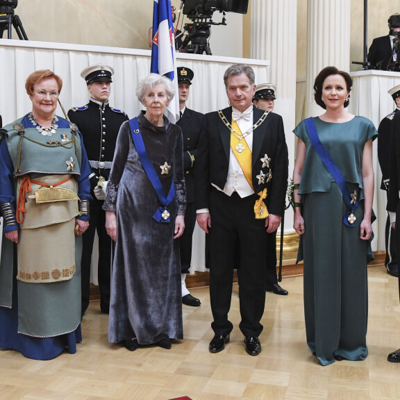 Itsenäisyyspäiväjuhlallisuuksien tyylinäyte vuodelta 2017: Suomen tasavallan presidentit Tarja Halonen, Sauli Niinistö ja MArtti Ahtisaari puolisoineen. Itsenäisyyspäiväjuhlallisuuksien tyylinäyte vuodelta 2017: Suomen tasavallan presidentit Tarja Halonen, Sauli Niinistö ja MArtti Ahtisaari puolisoineen.