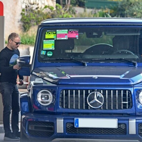 Valtteri poistui aamulla asunnoltaan. Naapurit tunnistavat formulatähden sinisestä autosta. Valtterin Mersun persoonallinen ulkonäko herättää mielipiteitä autokansassa. Valtteri poistui aamulla asunnoltaan. Naapurit tunnistavat formulatähden sinisestä autosta. Valtterin Mersun persoonallinen ulkonäko herättää mielipiteitä autokansassa.