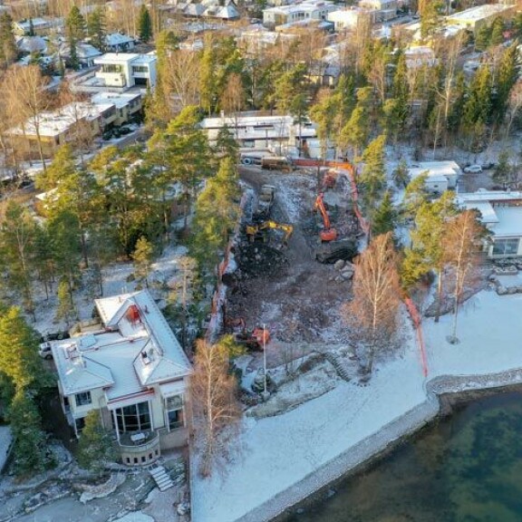 Tontille paistaa aamuaurinko, mutta puolen päivän jälkeen se alkaa jäädä varjoon. Tontille paistaa aamuaurinko, mutta puolen päivän jälkeen se alkaa jäädä varjoon.