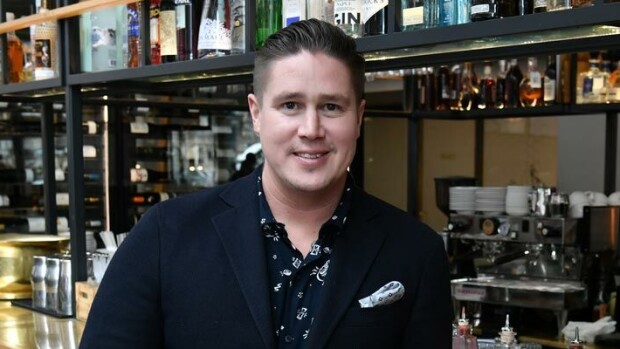 Tomi Björckia tapaillut stripparikaunotar paljastaa: Huippukokki antoi 1 200 euron tipin! Tomi Björck käytti rahaa strippiklubilla.