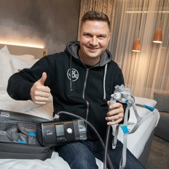 Peukku pystyyn CPAP-laitteelle, joka antaa ylipainehengityshoitoa vakavasta uniapneasta kärsivälle Jukka Hallikaiselle. Tangokuningas kuljettaa masiinaa mukana myös keikkamatkoillaan. Peukku pystyyn CPAP-laitteelle, joka antaa ylipainehengityshoitoa vakavasta uniapneasta kärsivälle Jukka Hallikaiselle. Tangokuningas kuljettaa masiinaa mukana myös keikkamatkoillaan.