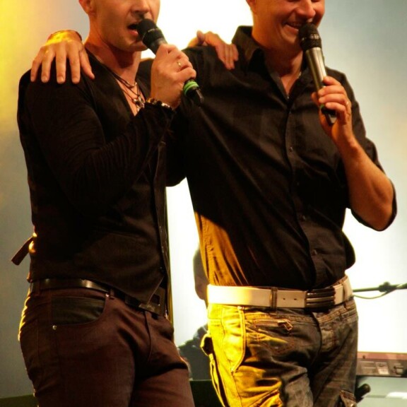 Jukka Hallikainen on tangokuningas vuodelta 2008, ja hänen duo-partnerinsa Marko Maunuksela on vuoden 2010 kunkku. – Pidin Markoakin valveilla, kun hän huolehti hengittämisestäni, Jukka sanoo huonekaveristaan. Jukka Hallikainen on tangokuningas vuodelta 2008, ja hänen duo-partnerinsa Marko Maunuksela on vuoden 2010 kunkku. – Pidin Markoakin valveilla, kun hän huolehti hengittämisestäni, Jukka sanoo huonekaveristaan.