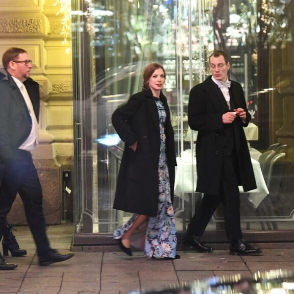 Kuva Helsingin yöstä! Li Andersson poistui jatkoilta Juha-rakkaansa ja Paavo Arhinmäen kanssa! Li Andersson ja Paavo Arhinmäki.