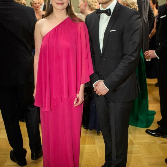 Sanna ja puoliso Markus Räikkönen Linnan juhlissa vain muutamaa päivää ennen pääministeriksi valitsemista. Sanna ja puoliso Markus Räikkönen Linnan juhlissa vain muutamaa päivää ennen pääministeriksi valitsemista.
