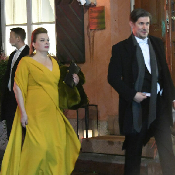 Elina Knihtilä ja Tommi Korpela pääsivät mukaan kohuministerien salabileisiin. Elina Knihtilä ja Tommi Korpela pääsivät mukaan kohuministerien salabileisiin.