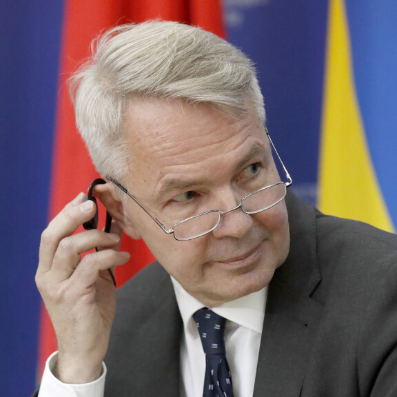 Suurharjoitus Helsinki-Vantaalla - oliko tässä ISIS-lasten konsulikyyti Syyriasta Suomeen? Huhut kiihtyivät merkillisen lentoperuutuksen myötä! Pekka Haavisto