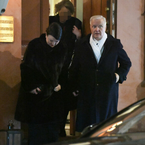 Olli Rehnkin oli puolisonsa kanssa paikalla salabileissä. Olli Rehnkin oli paikalla salabileissä.