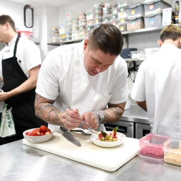 Lahtelaistaustainen kokki on asunut jo vuosia Australian Sydneyssä. Tomi on avannut sinne myös oman Blanca-ravintolan. Lahtelaistaustainen kokki on asunut jo vuosia Australian Sydneyssä. Tomi on avannut sinne myös oman Blanca-ravintolan.