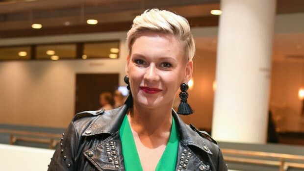 Tinder kuumana?! Heidi Sohlberg keskittyi kännykkäänsä koiramessuilla – kuva! Heid Sohlberg keskittyi kännykkäänsä.