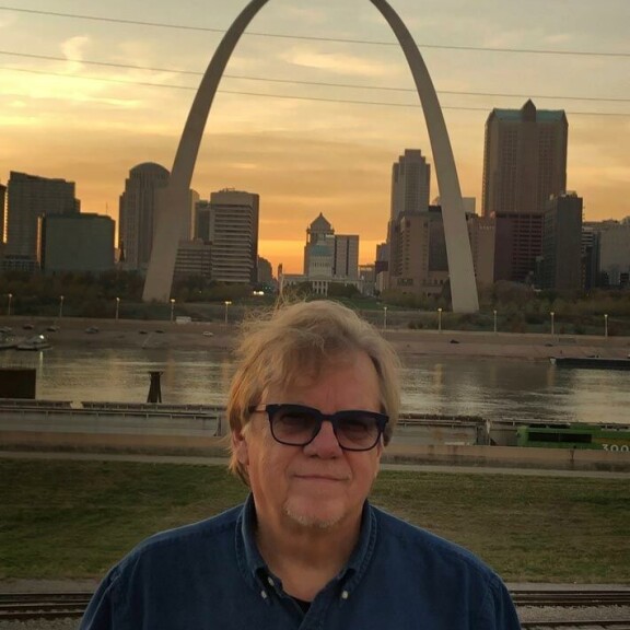 Route 66:n ensietappi on St. Louis.Kaupungin symboli on Gateway Arch, eli 192 metriä korkea ja yhtä leveä kaari, jonka suunnitteli vuonna 1965 suomalaissyntyinen arkkitehti Eero Saarinen, Eliel Saarisen poika. Blueskaupunki sijaitsee Missisippi- ja Missouri-jokien yhtymäkohdassa. Route 66:n ensietappi on St. Louis.Kaupungin symboli on Gateway Arch, eli 192 metriä korkea ja yhtä leveä kaari, jonka suunnitteli vuonna 1965 suomalaissyntyinen arkkitehti Eero Saarinen, Eliel Saarisen poika. Blueskaupunki sijaitsee Missisippi- ja Missouri-jokien yhtymäkohdassa.