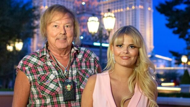 Harvinaiset kuvat Kirkkonummelta! Iskelmälegenda Danny kutsui Seiskan kotiinsa – pikkujouluihin livistänyt Erika Vikman yllättäen koko yön poissa! Danny ja Erika asuvat yhdessä.