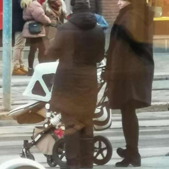 Laulaja Hanna Pakarinen lykki rattaita Helsingin keskustassa – kuva! Hanna Pakarinen
