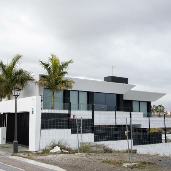 Tarja Turusen Marbellan-talon vieressä on tyhjä tontti. Jylhä kivitalo on tyyliltään skandinaavisen moderni. Pihalla pilkistää allas. Tarja Turusen Marbellan -talon vieressä on tyhjä tontti. Jylhä kivitalo on tyyliltään skandinaavisen moderni. Pihalla pilkistää allas.