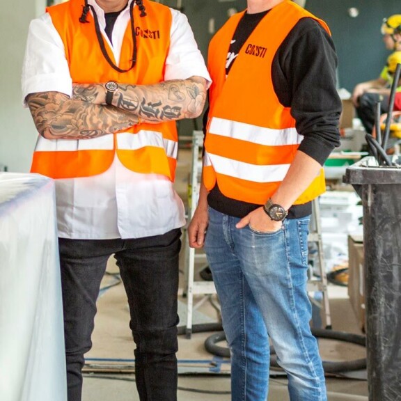 Tomi Björck ja Matti Wikberg ovat avanneet uusia ravintoloita yhdessä jo kymmenen vuotta. Tässä ystävykset poseeraavat viime vuonna avatun Ventunon työmaalla. Tomi Björck ja Matti Wikberg ovat avanneet uusia ravintoloita yhdessä jo kymmenen vuotta. Tässä ystävykset poseeraavat viime vuonna avatun Ventunon työmaalla.