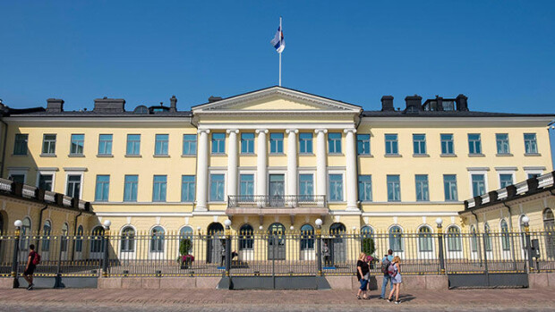IL: Linnan juhlien jatkoilla rintansa vilauttaneet Sandra ja Säde suunnittelivat tempauksensa tarkasti - hukkuvat vihaviesteihin: 'Ainakin tuhat tappouhkausta!' Presidentinlinna