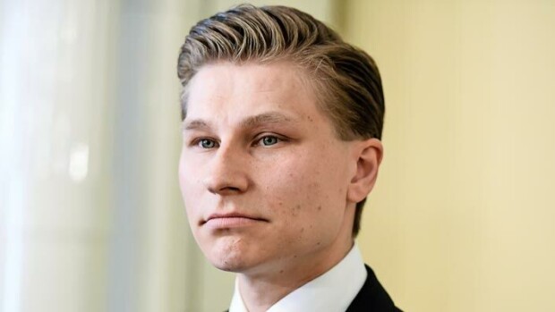 Kuva! Kansanedustaja Antti Häkkänen shoppaili Pieksämäellä – selitti ostoksiaan asiakkaille! Antti Häkkänen shoppaili.