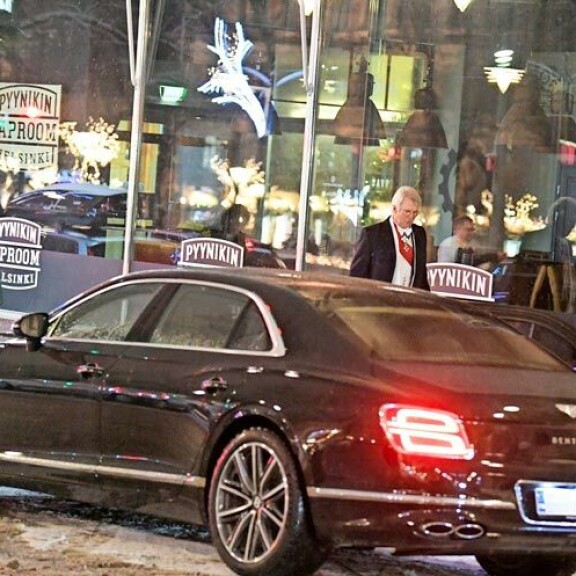 Kohupankkiiri purjehti tuliterään Bentley-limusiiniinsa. Kohupankkiiri purjehti tuliterään Bentley-limusiiniinsa.