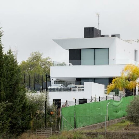 Talossa on 550 neliötä kolmessa kerroksessa ja hintaa pitkälti yli miljoona euroa. Sähköinen ajoportti vie parkkipaikalle, missä ovat perheen Mini ja Porschen maasturi. Talossa on 550 neliötä kolmessa kerroksessa ja hintaa pitkälti yli miljoona euroa. Sähköinen ajoportti vie parkkipaikalle, missä ovat perheen Mini ja Porschen maasturi.