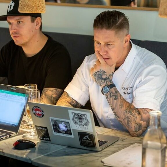 Tomin oikea käsi Suomessa on Kokkisota-tähti Serko Rantanen (vas.), joka on BW-Restaurantsin head chef. Tomin oikea käsi Suomessa on Kokkisota-tähti Serko Rantanen (vas.), joka on BW-Restaurantsin head chef.