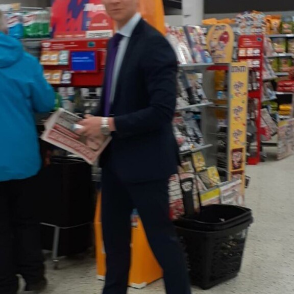 Kuva! Kansanedustaja Antti Häkkänen shoppaili Pieksämäellä – selitti ostoksiaan asiakkaille! Antti Häkkänen shoppaili.