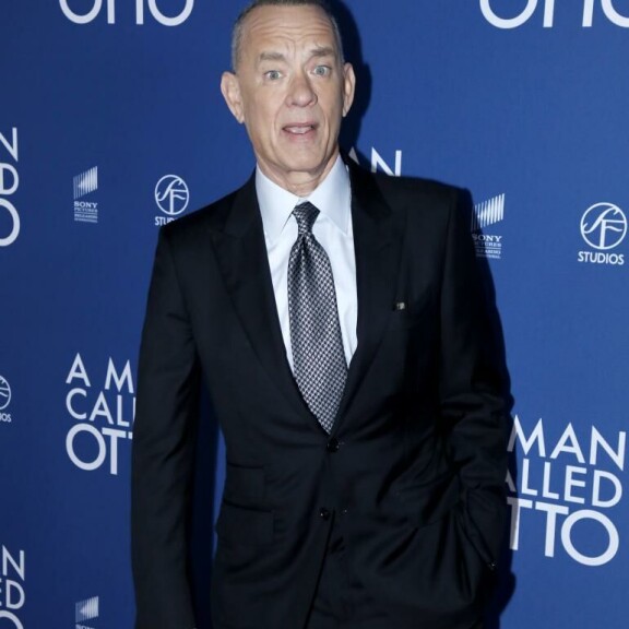 Hoikentuneesta olomuodostaan huolimatta Tom hassutteli kameroille. Tom Hanks