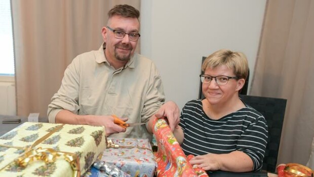 61 sentin pituusero! Tuulan ja Markon suhde herättää kysymyksiä: Harrastamme seksiä kuin muutkin! Seiska toi jouluiloa Tuulalle ja Markolle.