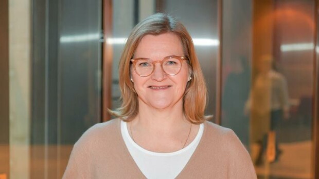 Bussilla lomalle! Syke-sarjan näyttelijä Jaana Pesonen valitsi ekologisen vaihtoehdon! Jaana Pesonen haikaili lomalle.