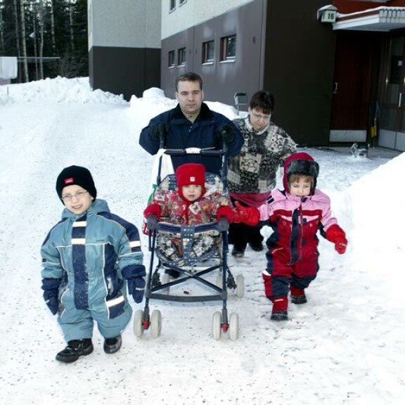 Seiska kertoi Tuulan lapsiperhe-elämästä 16 vuotta sitten. Seiska kertoi Tuulan lapsiperhe-elämästä 16 vuotta sitten.