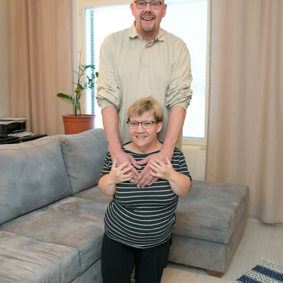 Vuoden päivät yhdessä olleilla Tuulalla ja Markolla rakkaus kukoistaa. He tapasivat, kun Marko ajoi invataksia. Vuoden päivät yhdessä olleilla Tuulalla ja Markolla rakkaus kukoistaa. He tapasivat, kun Marko ajoi invataksia.