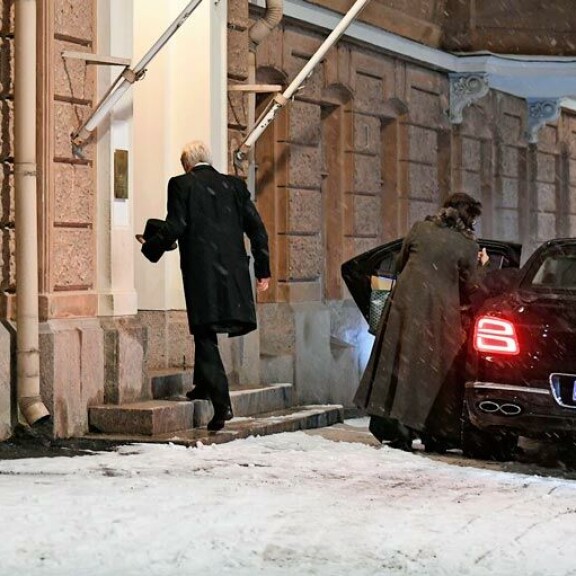 ...ja kiirehti taas talon ovesta sisälle ennen vaimoaan. Herrasmiehet avaavat normaalisti oven daameilleen ja astuvat sisään vasta heidän jälkeensä. ...ja kiirehti taas talon ovesta sisälle ennen vaimoaan. Herrasmiehet avaavat normaalisti oven daameilleen ja astuvat sisään vasta heidän jälkeensä.