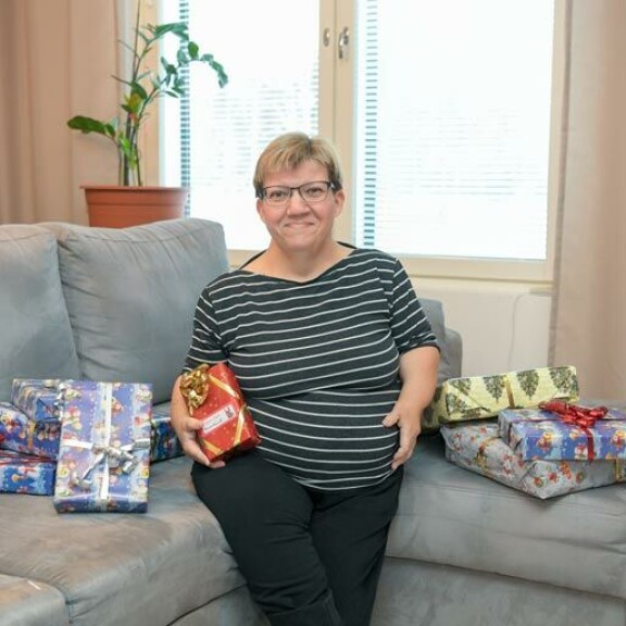 Sairauseläkkeen varassa kitkutteleva Tuula halusi muistaa lapsiaan pienillä paketeilla. Seiska toteutti hänen toiveensa. Sairauseläkkeen varassa kitkutteleva Tuula halusi muistaa lapsiaan pienillä paketeilla. Seiska toteutti hänen toiveensa.