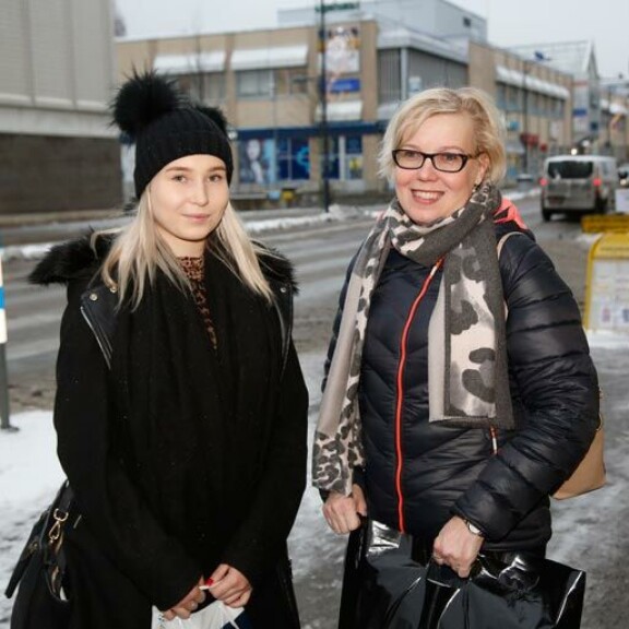Sulkavalaiset Elina Eskelinen ja Kaisa Ralli voisivat vierailla useammin Savonlinnassa, mikäli Kauppalinna elvytetään onnistuneesti. Sulkavalaiset Elina Eskelinen ja Kaisa Ralli voisivat vierailla useammin Savonlinnassa, mikäli Kauppalinna elvytetään onnistuneesti.