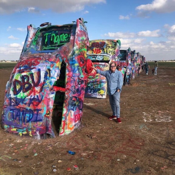 Cadillac ranch on Chip Lordin ja kumppanien luoma tilataideteos vuodelta 1974. Teos oli kuulemma rakkaudentunnustus Cadillaceille, mutta nyt teoksessa voidaan nähdä, että kerrankin autot ovat omassa paikassa haudattuina keulastaan maahan. Ehkä joku saattaa jopa toivoa niin. Ihmiset voivat käydä spreijaamassa maalia autoihin, ja kyllä sitä olikin paksusti. Cadillac ranch on Chip Lordin ja kumppanien luoma tilataideteos vuodelta 1974. Teos oli kuulemma rakkaudentunnustus Cadillaceille, mutta nyt teoksessa voidaan nähdä, että kerrankin autot ovat omassa paikassa haudattuina keulastaan maahan. Ehkä joku saattaa jopa toivoa niin. Ihmiset voivat käydä spreijaamassa maalia autoihin, ja kyllä sitä olikin paksusti.